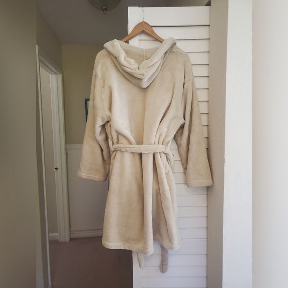Cozy Cream Robe - Picture 2 of 4